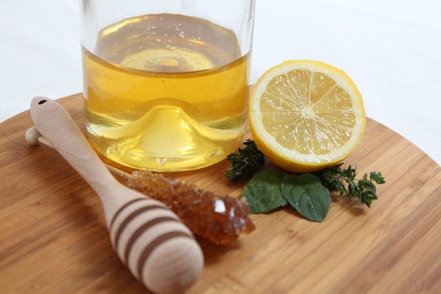 朝に飲むレモン水の作り方